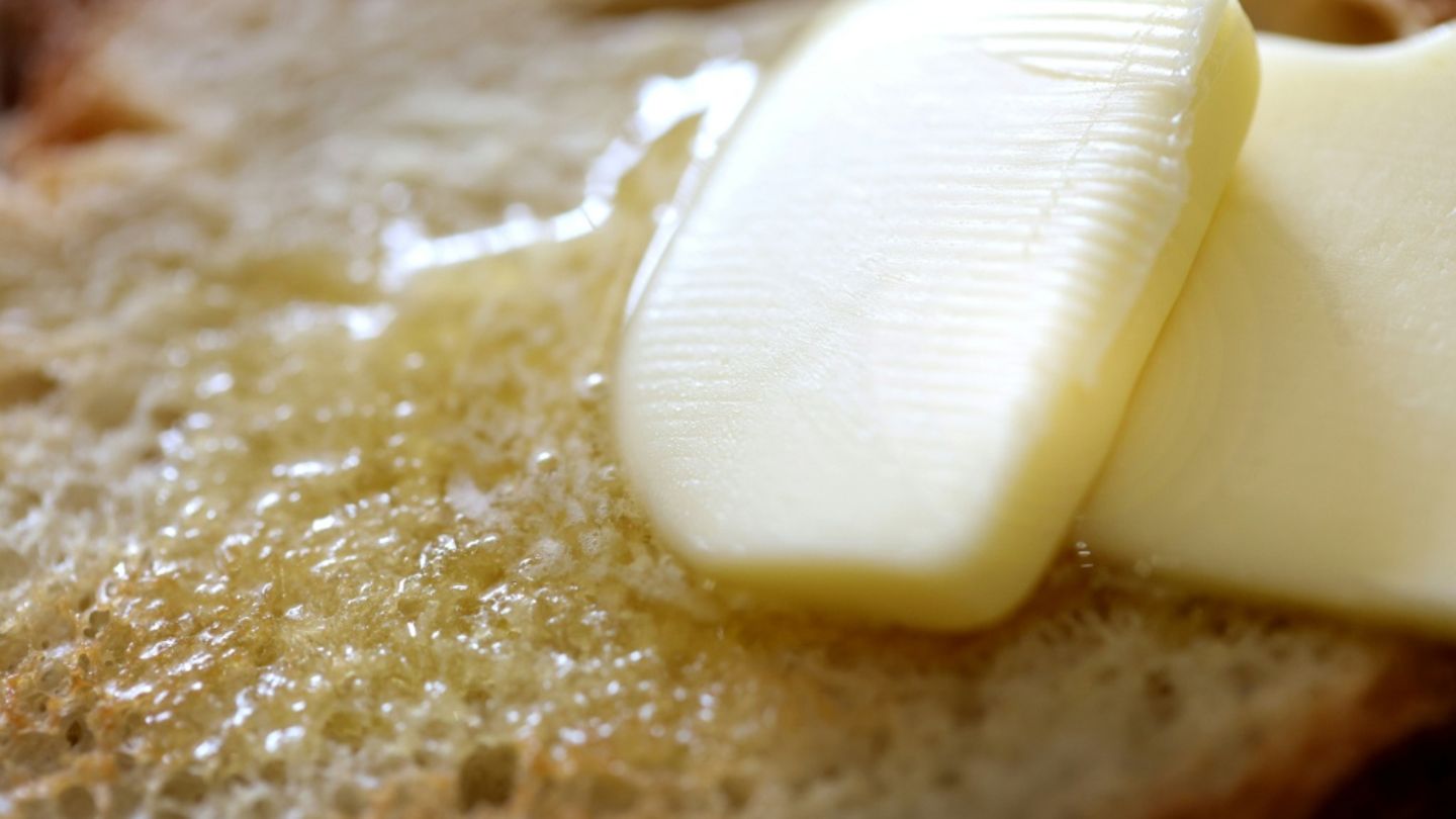 Butter zerläuft auf einem Toast