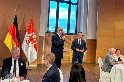 Einmal im Jahr bedankt sich Brandenburgs Ministerpräsident Dietmar Woidke (SPD) bei ehrenamtlichen Helfern. Foto: Oliver von Rie