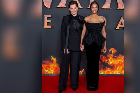 Sigourney Weaver (l.) und Zoe Saldaña bei der Premiere von "Avatar: Fire and Ash" in Paris.