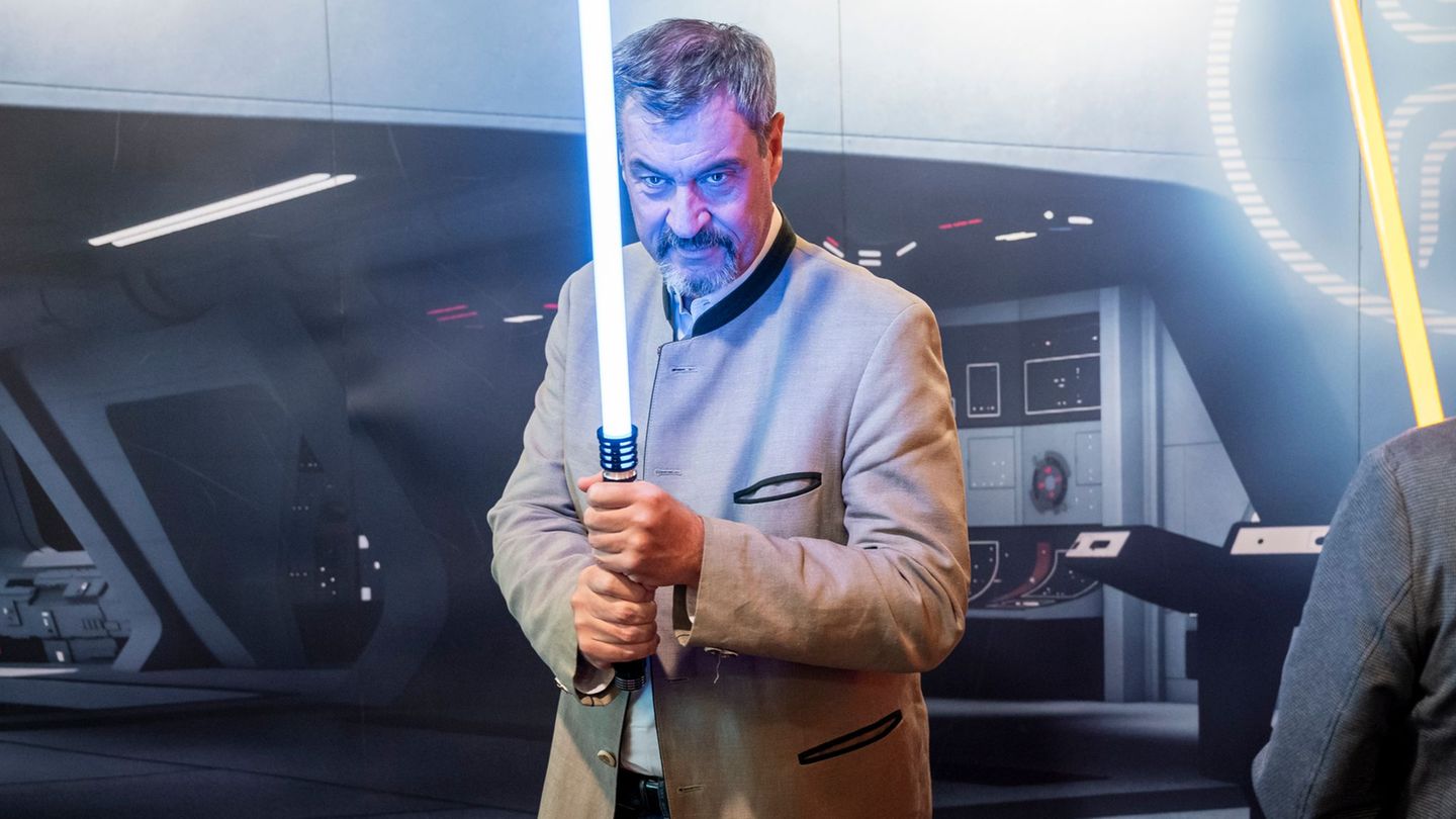 Markus Söder mit Lichtschwert