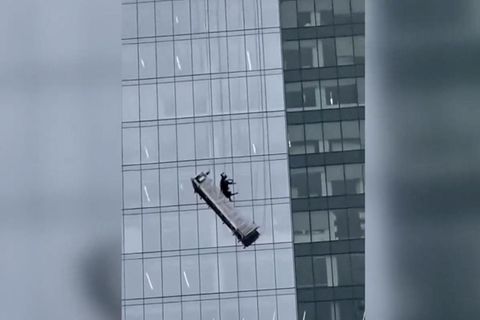 Fensterputzer geraten in schwindelerregender Höhe in gefährliche Schieflage