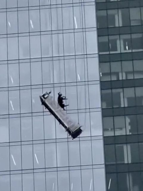 Fensterputzer geraten in schwindelerregender Höhe in gefährliche Schieflage