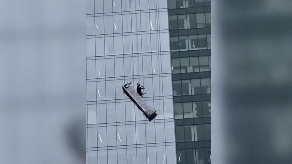 Fensterputzer geraten in schwindelerregender Höhe in gefährliche Schieflage