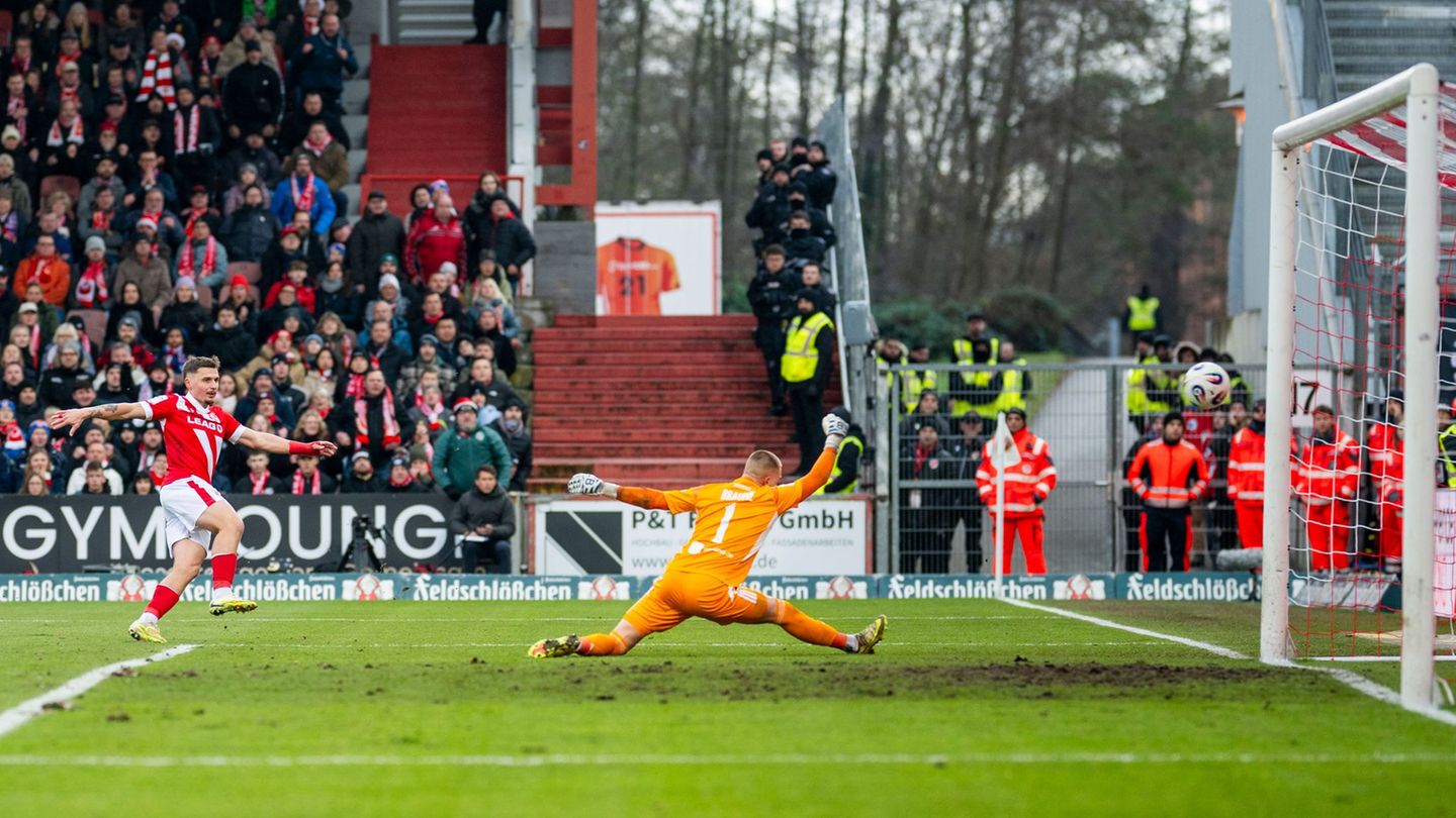 Erik Engelhardt (l) erzielt die Führung für Energie Cottbus Foto: Julius Frick/dpa