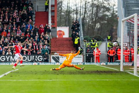 Erik Engelhardt (l) erzielt die Führung für Energie Cottbus Foto: Julius Frick/dpa