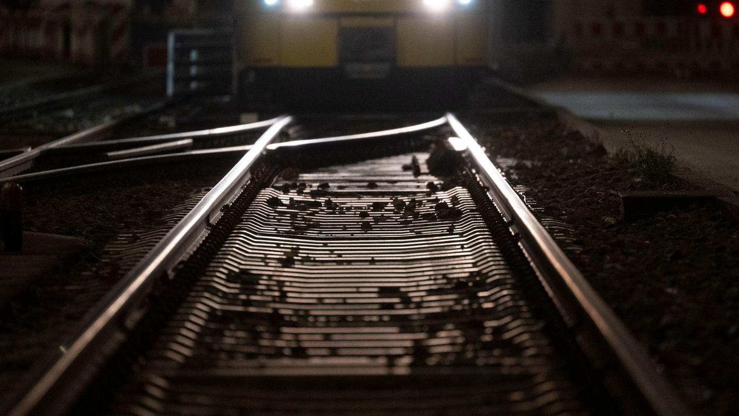 Die Stadtbahn ist nach dem Zusammenstoß mit einem Auto entgleist. (Symbolbild) Foto: Marijan Murat/dpa