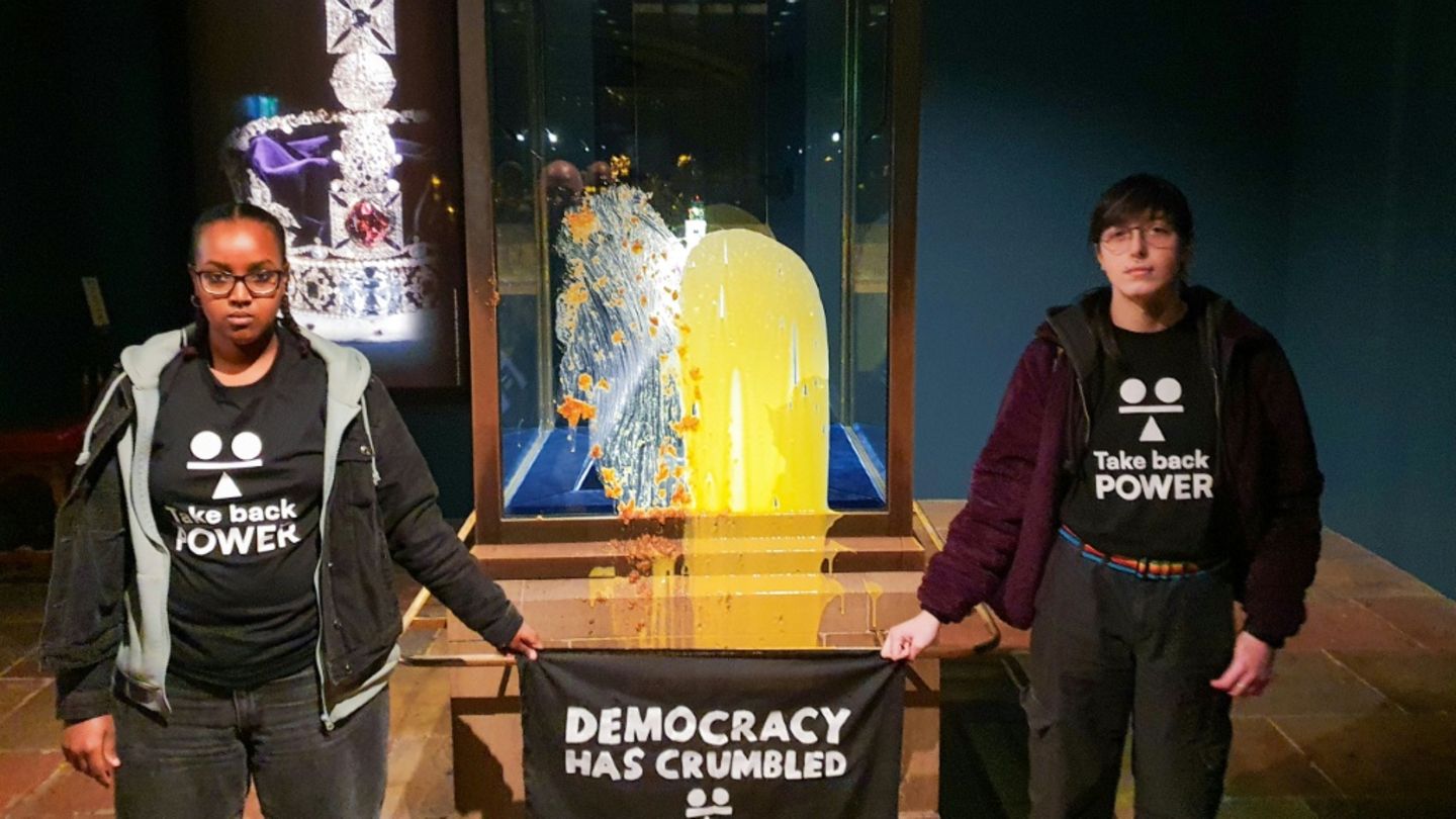 Aufnahme der Aktivisten von Take Back Power nach der Aktion