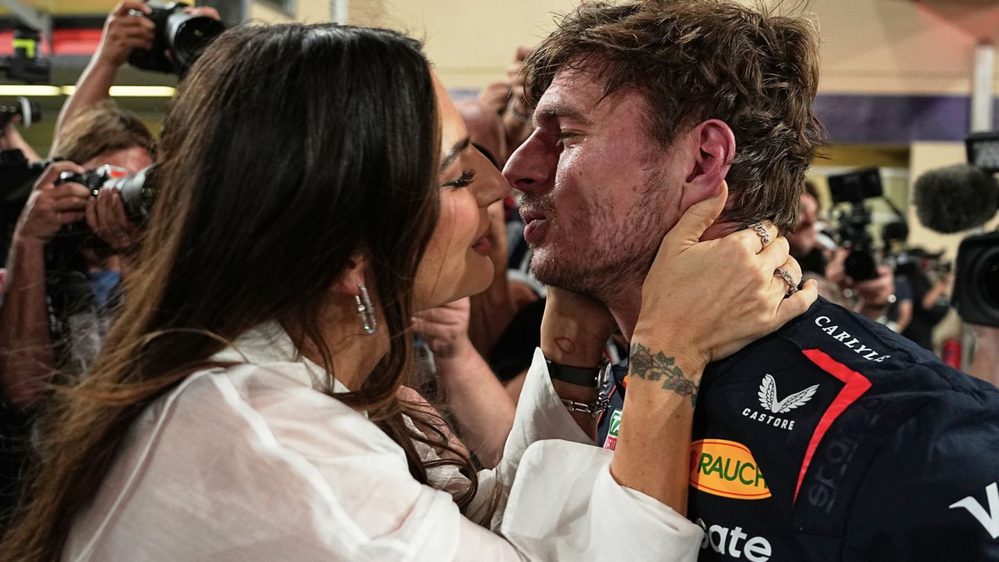 Die Belohnung für die Pole Position bekommt Max Verstappen von Freundin Kelly Piquet. Foto: Fatima Shbair/AP/dpa