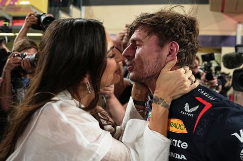 Die Belohnung für die Pole Position bekommt Max Verstappen von Freundin Kelly Piquet. Foto: Fatima Shbair/AP/dpa