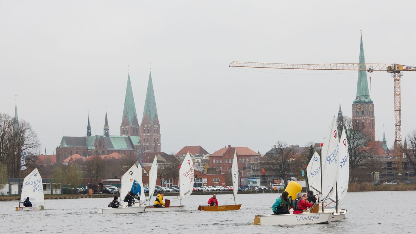 Segler in kleinen Jollen nehmen an der "Eisarschregatta" des Lübecker Yacht-Clubs teil. Foto: Georg Wendt/dpa