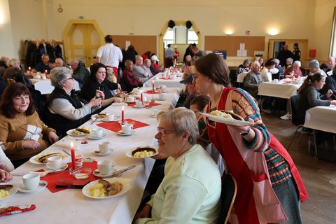 Bedürftige erhalten im "Restaurant des Herzens" in der Advents- und Winterzeit eine warme Mahlzeit. Foto: Bodo Schackow/dpa