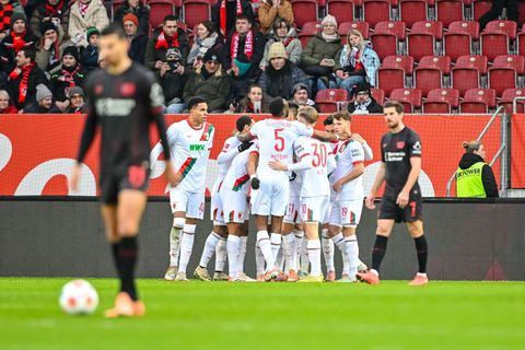 Glückliche Augsburger nach der Führung von Dimitrios Giannoulis. Foto: Harry Langer/dpa