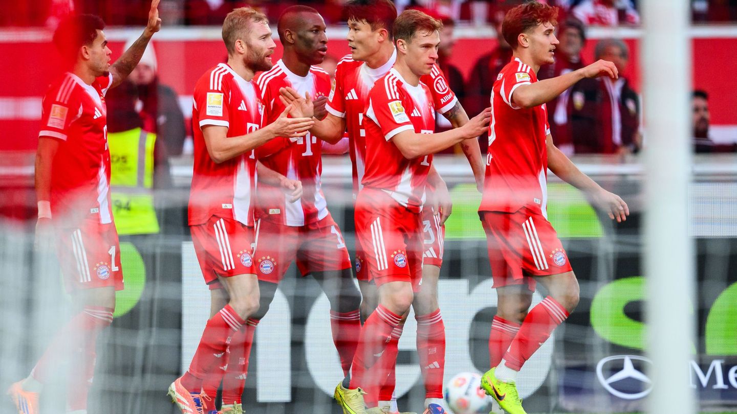 Traf sehenswert zur Münchner 1:0-Führung: Konrad Laimer (2.v.l.). Foto: Tom Weller/dpa