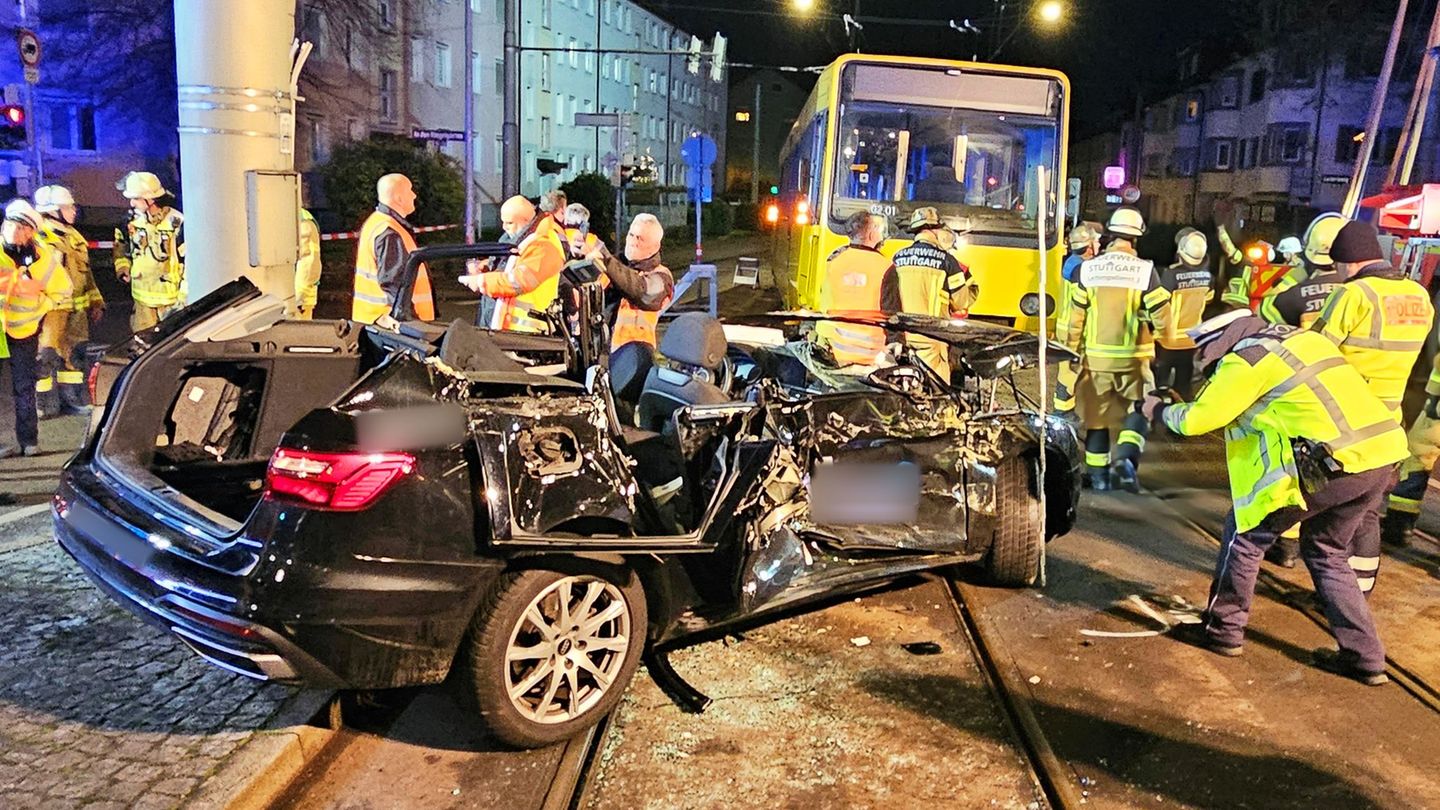Unfall-Stadtbahn-entgleist-nach-Unfall-Autofahrer-schwer-verletzt