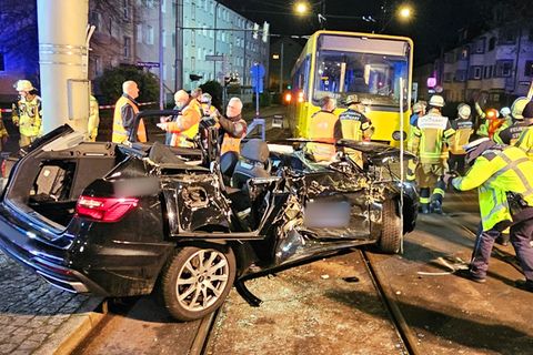 Der Autofahrer wurde bei dem Unfall in seinem Wagen eingeklemmt. Foto: Andreas Rosar/dpa