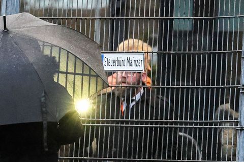 Moderator Thomas Gottschalk (hinten M, orangefarbene Jacke) kommt vor der RTL-Show "Denn sie wissen nicht, was passiert" am Stud