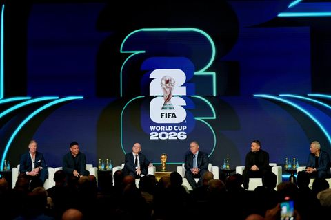 Im Kreise von Fußball-Legenden wie Ronaldo (Zweiter von links) präsentierte FIFA-Chef Infantino (Dritter von links) den Spielpla