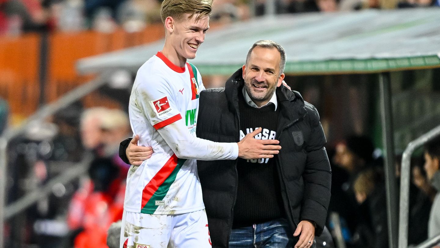Die Laune beim FC Augsburg ist wieder blendend. Foto: Harry Langer/dpa