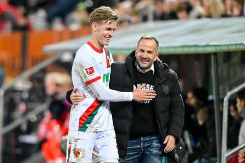 Die Laune beim FC Augsburg ist wieder blendend. Foto: Harry Langer/dpa