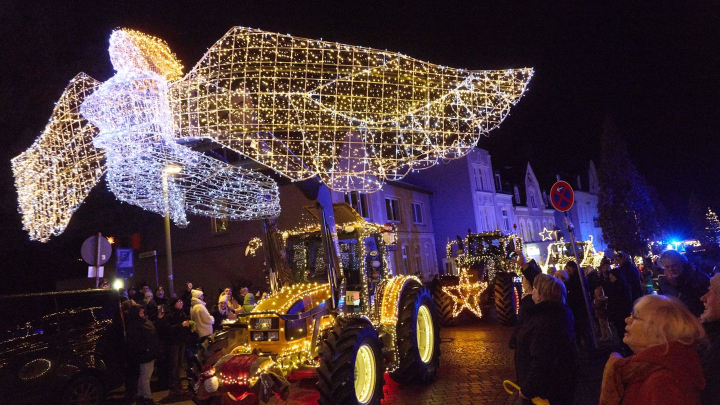 Landwirte sind mit mehr als 30 weihnachtlich geschmückten Treckern in einem Korso nach Lübeck gefahren, um krebskranke Kinder un