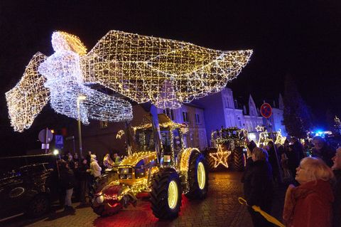 Landwirte sind mit mehr als 30 weihnachtlich geschmückten Treckern in einem Korso nach Lübeck gefahren, um krebskranke Kinder un