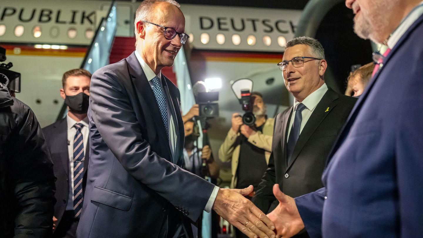 Der Kanzler ist zu seinem Antrittsbesuch in Israel eingetroffen. Foto: Michael Kappeler/dpa