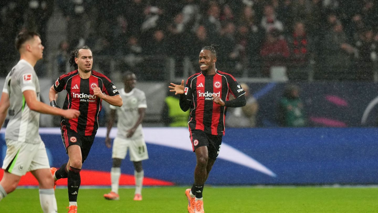 Michy Batshuayi (Eintracht Frankfurt, r.) jubelt nach einem Treffer. In Leipzig musste er verletzt vom Platz. (Archivbild) Foto: