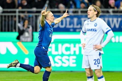 Darmstadts Isac Lidberg jubelt über sein Tor zum zwischenzeitlichen 2:1 gegen Karlsruhe. Foto: Uwe Anspach/dpa