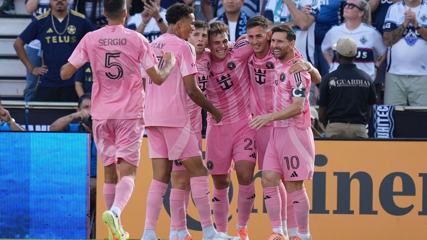 Miami jubelt über das 1:0 - ein Eigentor von Vancouver-Profi Ocampo. Foto: Rebecca Blackwell/AP/dpa