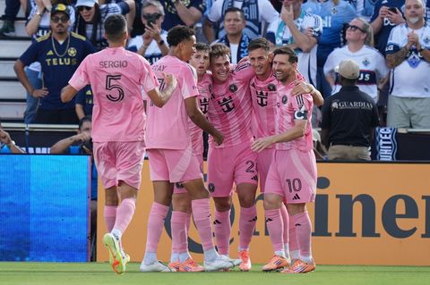 Miami jubelt über das 1:0 - ein Eigentor von Vancouver-Profi Ocampo. Foto: Rebecca Blackwell/AP/dpa