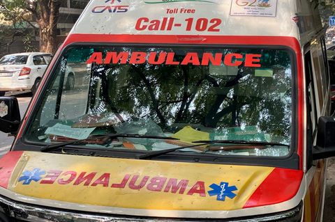 Ein indischer Krankenwagen steht am Straßenrand. (Symbolbild) Foto: Dirk Godder/dpa