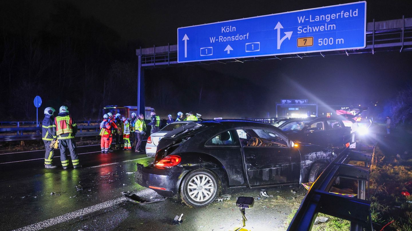Verkehr-Unfall-auf-A1-Acht-Verletzte-in-mehreren-Autos