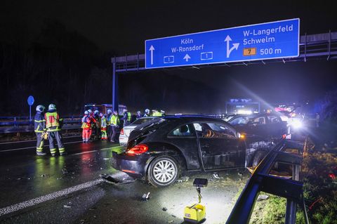Viele Details waren zu dem Unfall auf der A1 zunächst nicht bekannt. Foto: Matthi Rosenkranz/BlaulichtRheinlandNRW /dpa