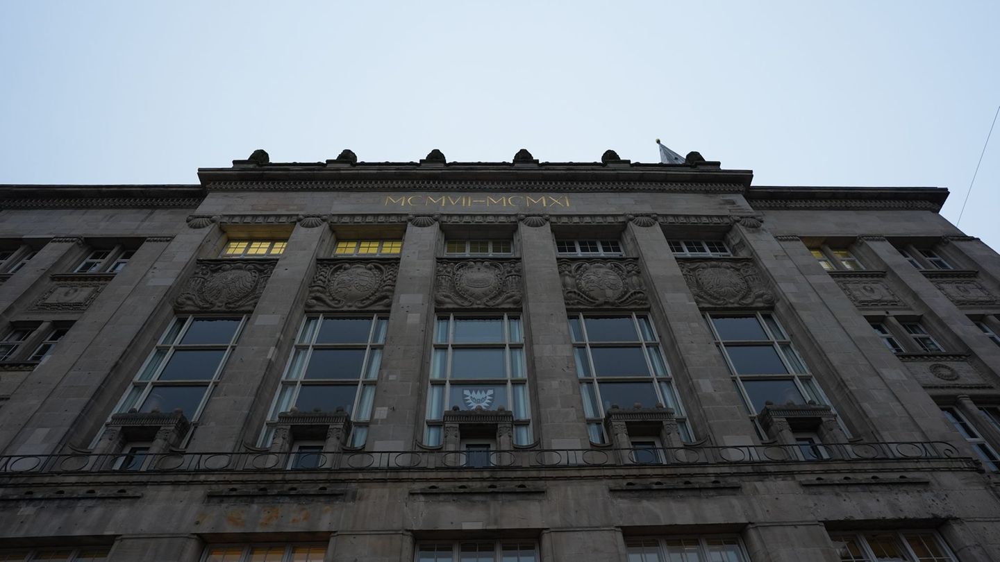 Ab April 2026 wird der neue Oberbürgermeister in Kieler Rathaus sein Amt antreten. (Symbolbild) Foto: Marcus Brandt/dpa