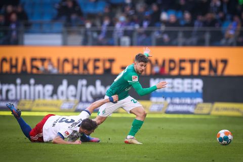 Letztmaliges Duell in der 2. Liga: Bremens Romano Schmid im Kampf um den Ball. Foto: Christian Charisius/dpa