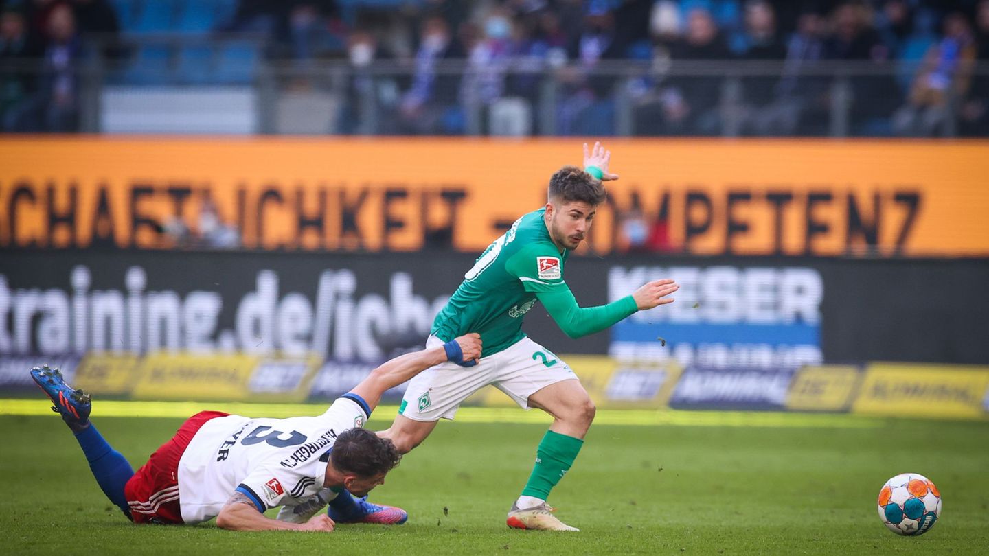 Letztmaliges Duell in der 2. Liga: Bremens Romano Schmid im Kampf um den Ball. Foto: Christian Charisius/dpa