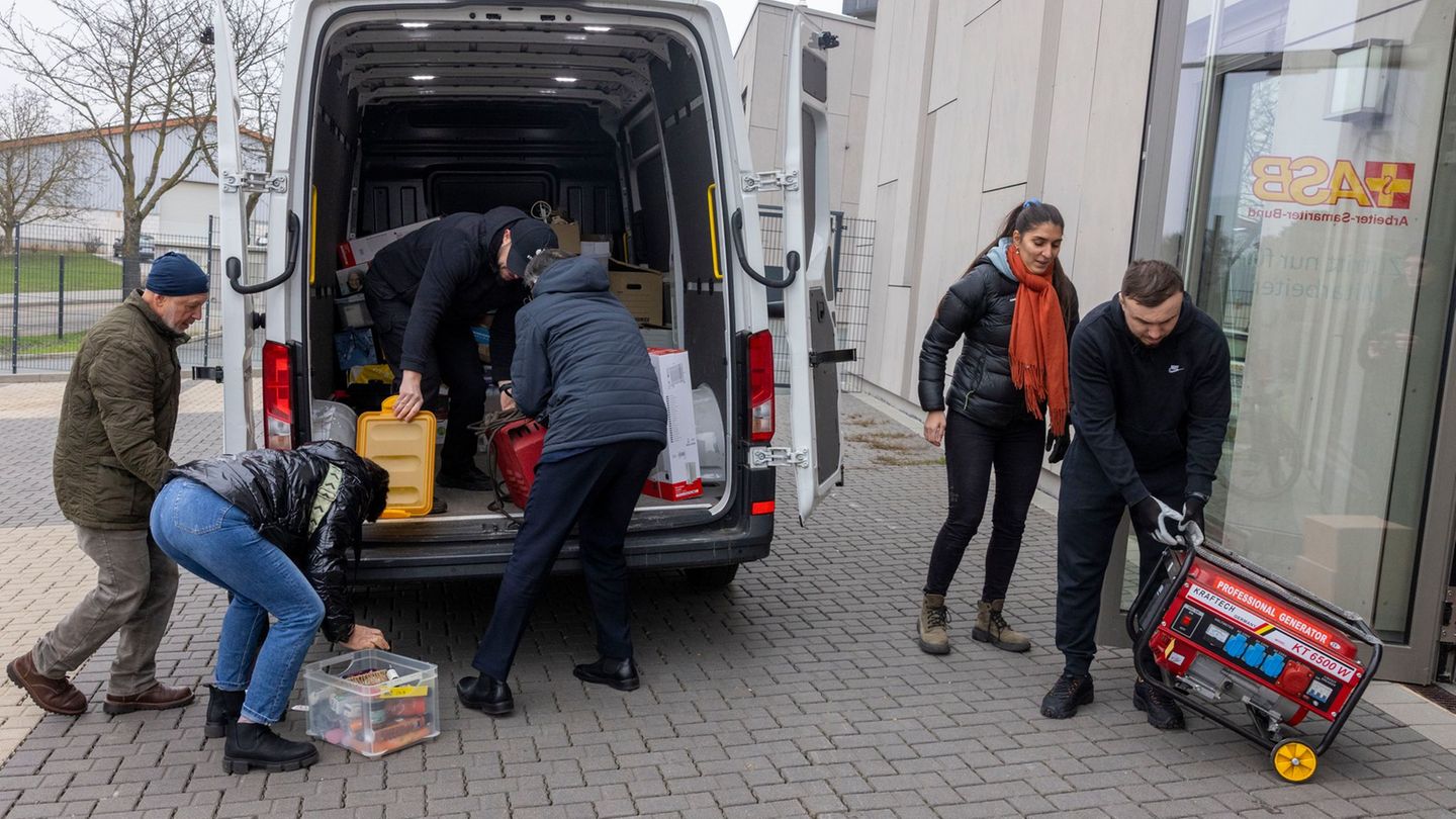 Helferinnen und Helfer von "Frankfurt for Ukraine" beladen einen Transporter. Foto: Helmut Fricke/dpa