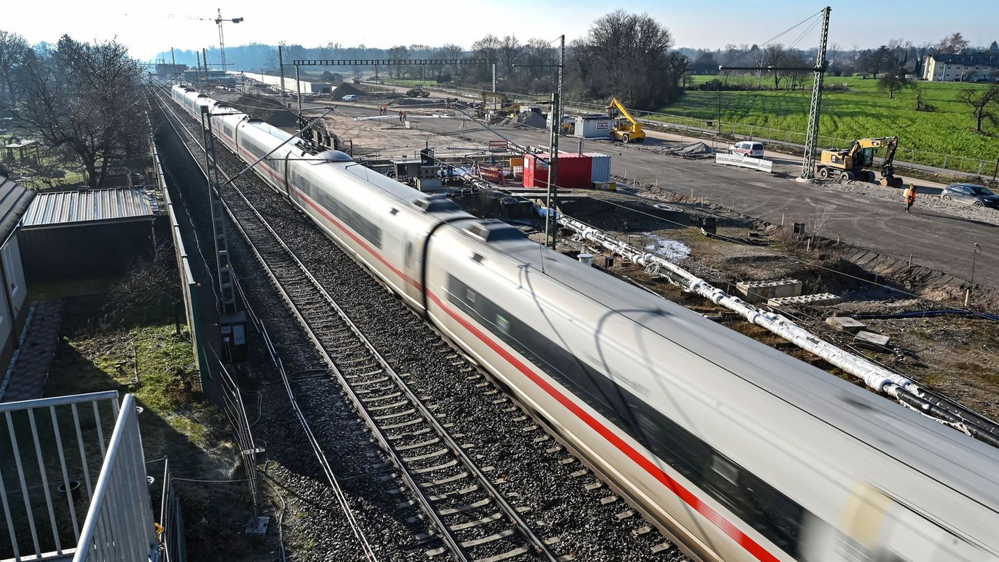 Weil der Tunnel bei Rastatt später fertig wird als geplant, müssen sich Fahrgäste auf der Rheintalbahn darauf einstellen, dass m