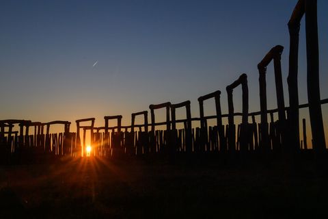 Die Sonne geht hinter den Stelen und Toren vom Ringheiligtum Pömmelte unter. (Archivbild) Foto: Klaus-Dietmar Gabbert/dpa
