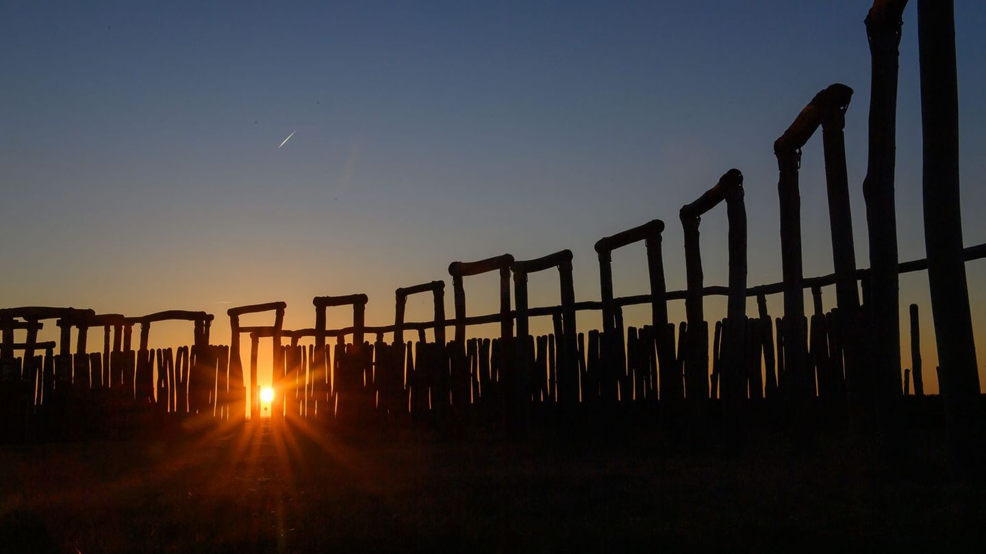 Die Sonne geht hinter den Stelen und Toren vom Ringheiligtum Pömmelte unter. (Archivbild) Foto: Klaus-Dietmar Gabbert/dpa