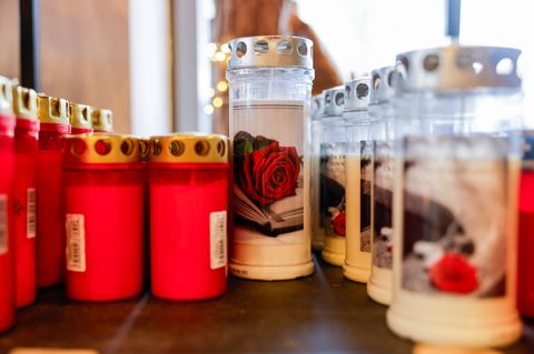 Bei herkömmlichen Grablichtern ist die Nachfrage gesunken. LED-Grablichter sind hingegen stärker gefragt, weil sie länger halten