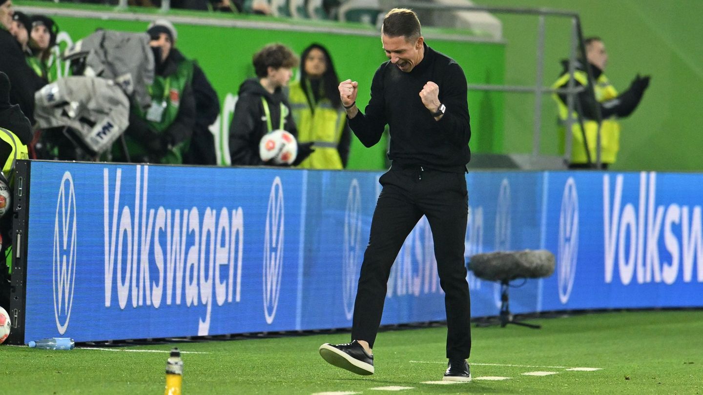 Jubel über das Ende des Heimfluchs: Wolfsburgs Trainer Daniel Bauer. Foto: Swen Pförtner/dpa