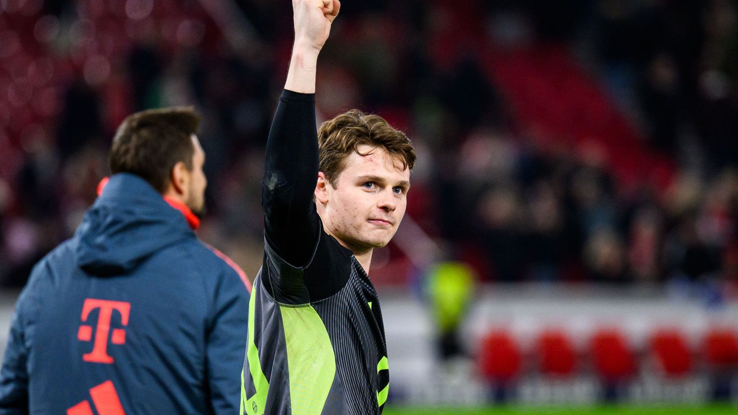 Überzeugte beim Münchner Sieg in Stuttgart: Torwart Jonas Urbig. Foto: Tom Weller/dpa