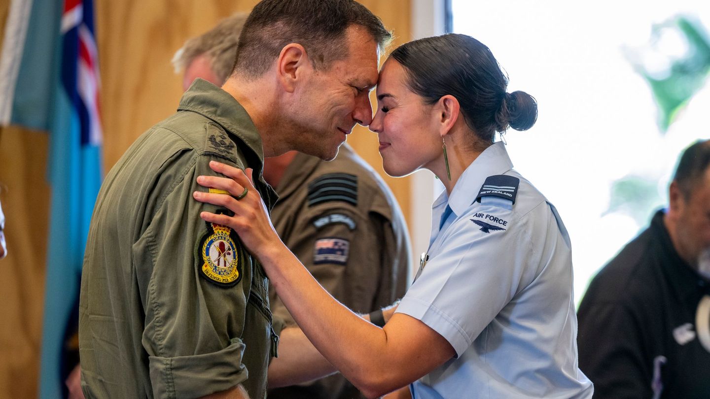 Oberst Knoll wird mit dem Hongi-Gruß der Maori in Empfang genommen. (Handout) Foto: Naomi James/New Zealand Defence Force/dpa