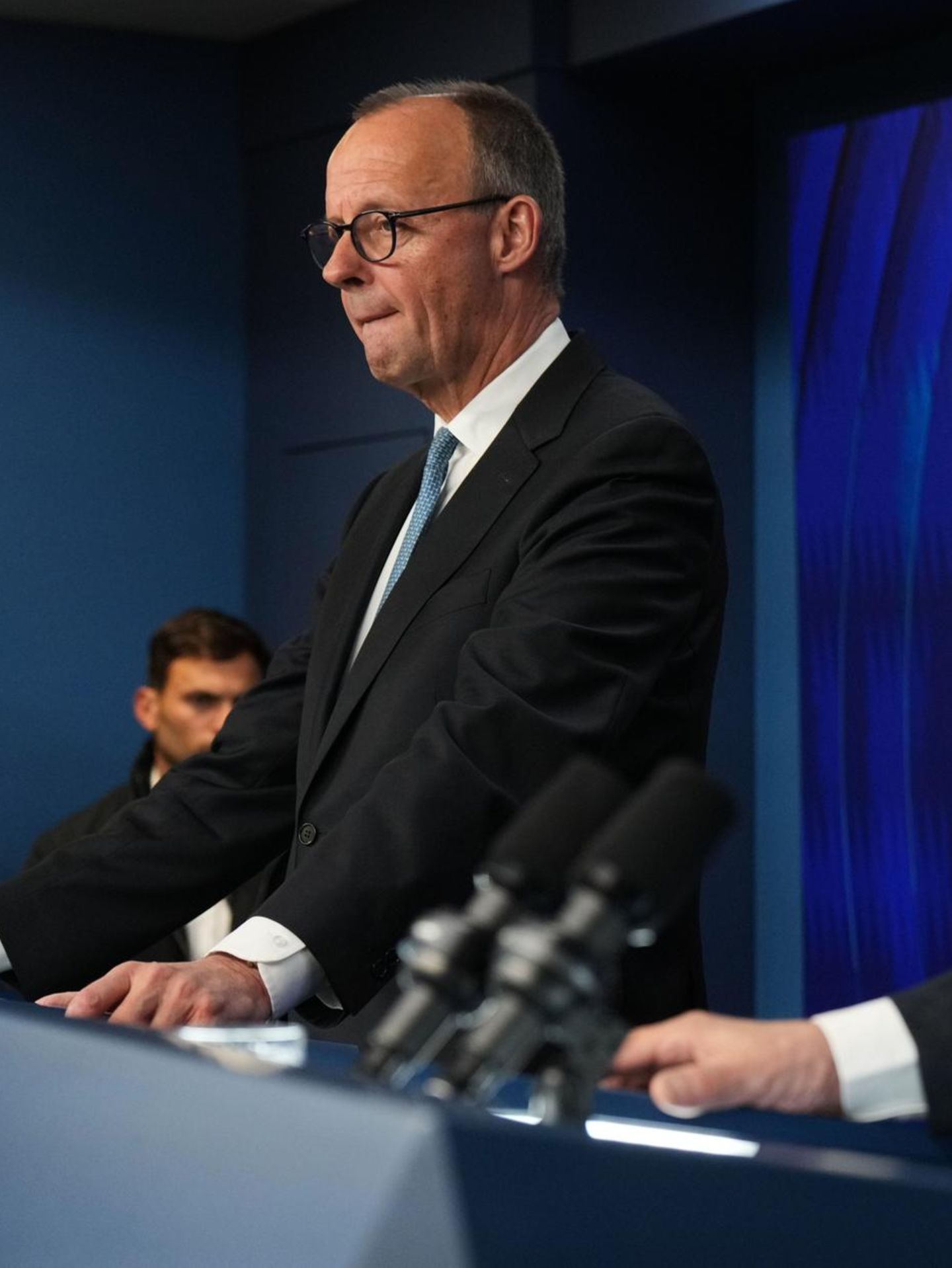 Friedrich Merz und Benjamin Netanjahu stehen nebeneinander hinter Rednerpulten. Netanjahu erhebt den linken Zeigefinger