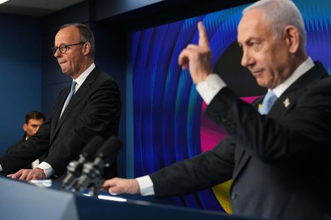 Friedrich Merz und Benjamin Netanjahu stehen nebeneinander hinter Rednerpulten. Netanjahu erhebt den linken Zeigefinger