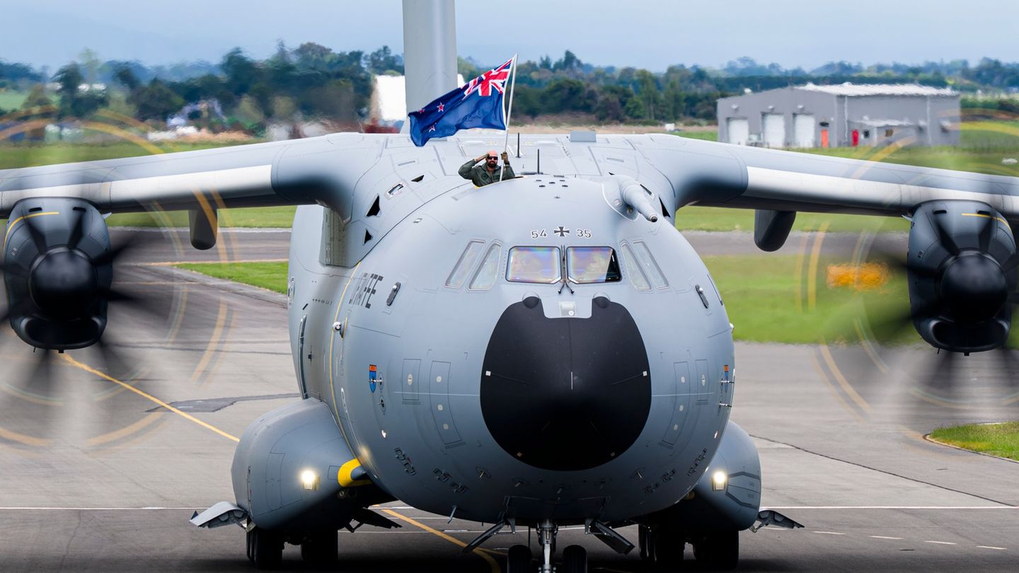 Ein Soldat der Luftwaffe zeigt bei der Landung die neuseeländische Flagge. (Handout) Foto: Connor Williams/New Zealand Defence F