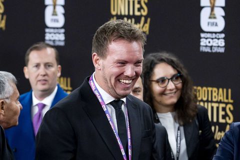 Julian Nagelsmann lacht auf seinem Weg zur Auslosung. Foto: Koen Van Weel/ANP/dpa