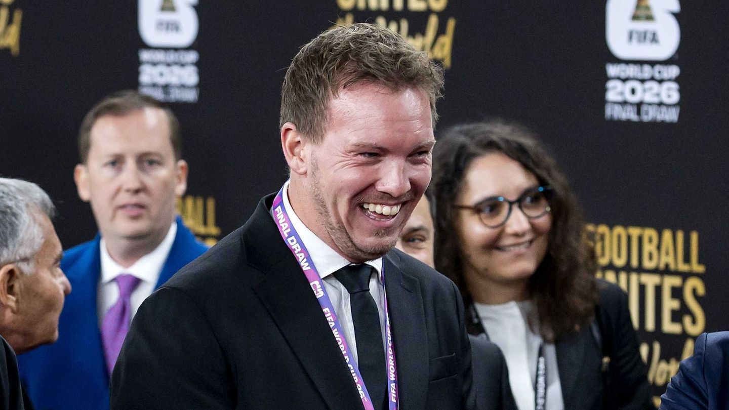 Julian Nagelsmann lacht auf seinem Weg zur Auslosung. Foto: Koen Van Weel/ANP/dpa