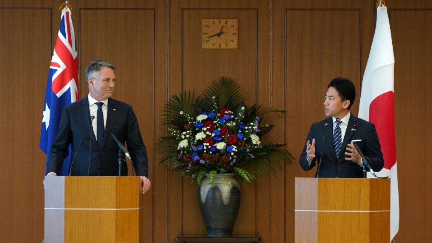 Japans Verteidigungsminister Koizumi (r.) und der australische Kollege Marles